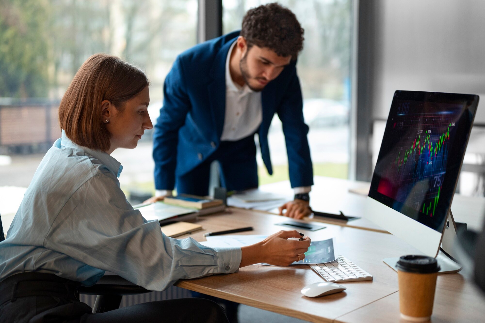 Team arbeitet an Trading- und Bildungslösungen